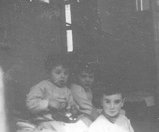 Mozes (Moosje) Troeder (left) in the crèche, Plantage Middenlaan, Amsterdam