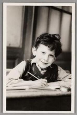 Portretfoto van Arthur Leopold Haagman, op zijn achtste verjaardag, op school
