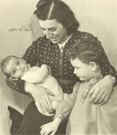 Anna Peereboom-Prins en haar twee kinderen