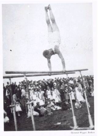 Willi Klaber op de brug tijdens het turnfeest in Hamm op 24.07.1932