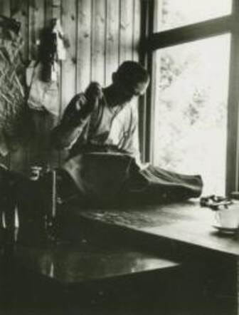 Salomon Frank aan het werk als kleermaker