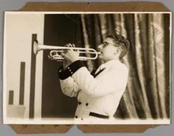 Philip Neter speelt trompet
