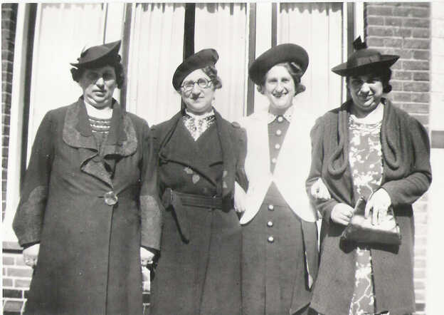 Four sisters De Wolf