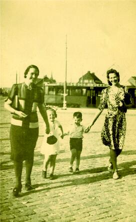 Jesayes (Juusje) Visser with two aunts and a cousin in 1942