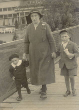 Manuel Mozes Vomberg (links) en Mozes Hartog Abraham Vomberg met hun moeder Racheltje Vomberg-Vos, oktober 1934 (en)