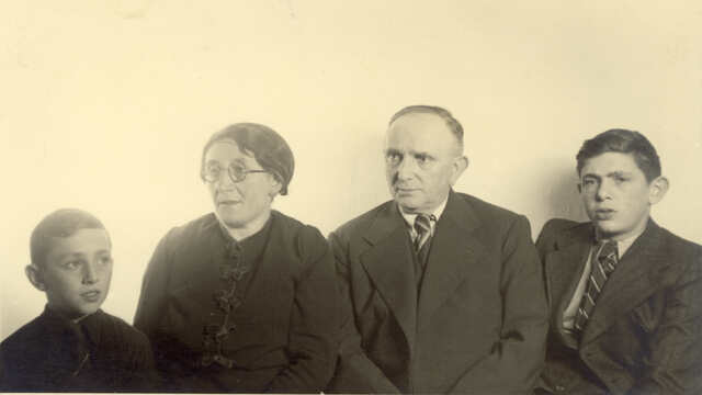 Manuel Mozes (right) en Mozes Hartog Abraham Vomberg with their parents Levie Louis and Racheltje Vomberg-Vos