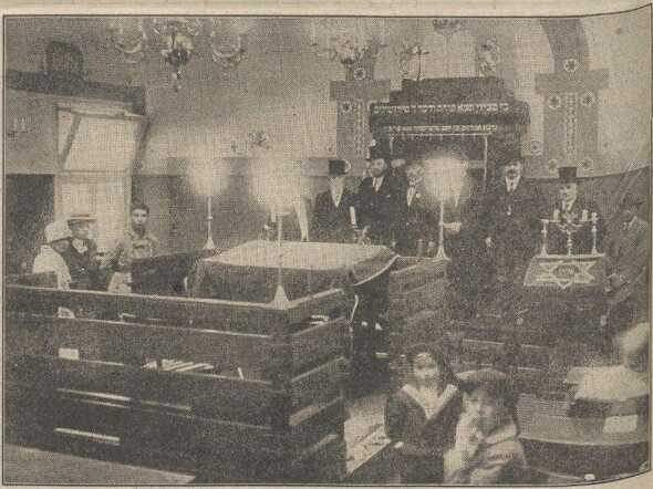 Voorwaarts sociaal-democratisch dagblad 30 juli 1928, pag. 4. Interieur synagoge Kipstraat Rotterdam.