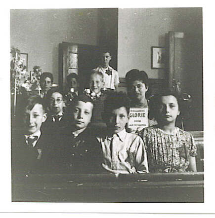 Philip Jacques (Flip) (in front, left) and Emanuel (Manu) Vos (in front, 2nd from the left) at the Jewish school in Gorinchem, june 1942