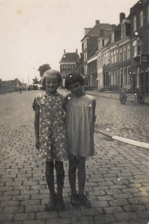 Aaltje de Vries (left) and Klara de Vries