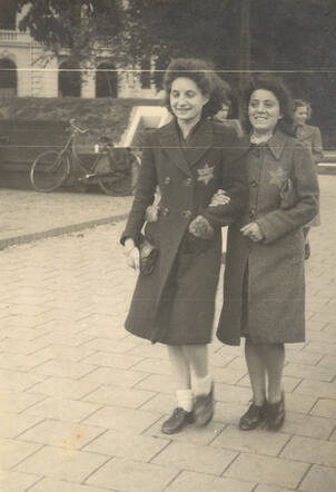 Rachel (Chelly) de Vries (right) with a friend