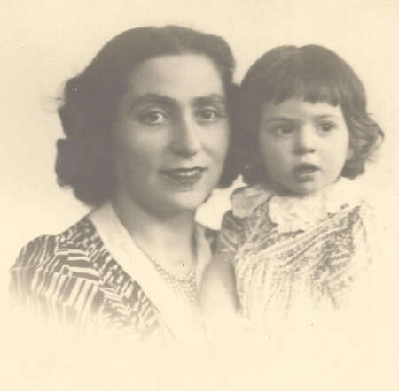 Sophie de Vries with her mother Saartje de Vries-Bloemendal