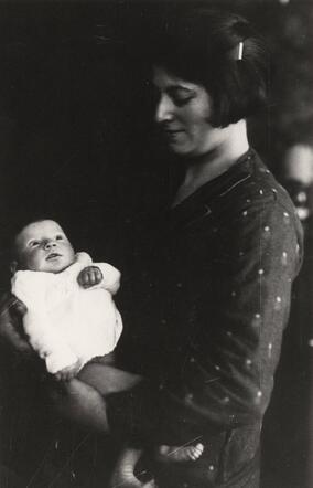 Sophie de Vries with her mother Elsina de Vries-Oudgenoeg