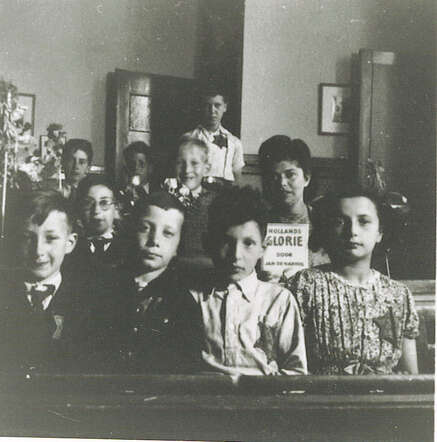 Line (Liny) van Vriesland (rechtsvoor) in het Joodse schoolklasje van Gorinchem, juni 1942