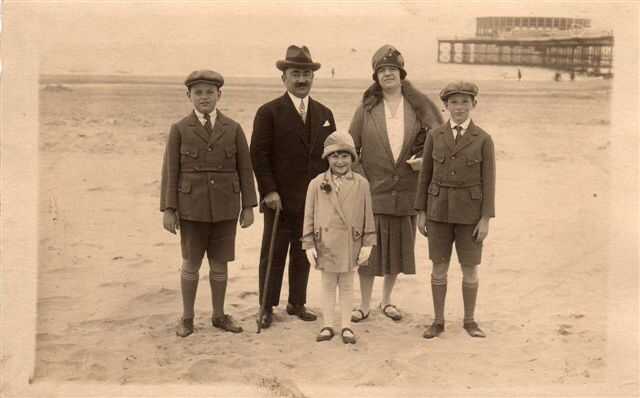 Léon Wachtel and his family