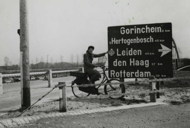 Femmia van West op de fiets, begin jaren '40