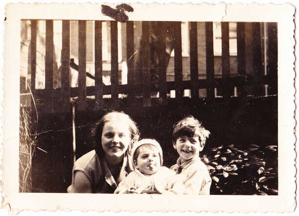 Philippus (Philip) de Winter (right) with his aunt and niece