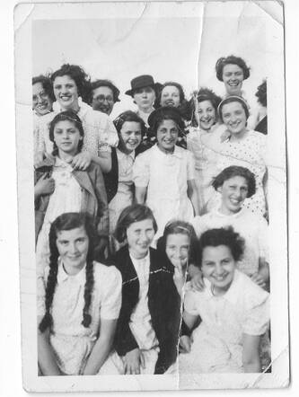 Meisjes uit het Nederlands-Israëlitisch Meisjesweeshuis in Amsterdam