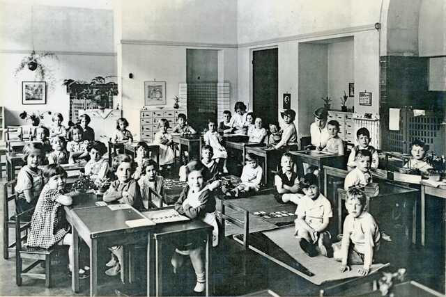 David Benjamin Witjas (links van het midden, met stropdas) op een klassenfoto van de 6e Montessorischool in de Niersstraat in Amsterdam