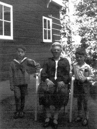 Lion en Maurits Johan Wolff met hun oma
