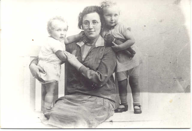 Hendrika Salientje (left) and Hindrejette Zaligman, with their mother Eveline Froukje Zaligman-Wilda
