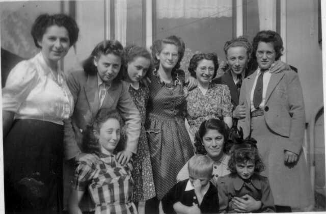 Hindrejette Zaligman (sitting, on the left in front)) and Mientje Zaligman (sitting, on the right in front), 1942