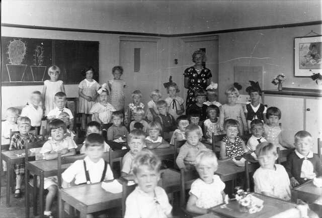 Wolf Jacob (Wollie) Zaligman (3rd row, second left)), on a school picture of the Pelikaan Kleuterschool in Meppel
