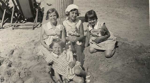 Zandvoort, met witte kapje, Sonja Monnickendam