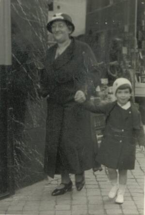 Estella Zondervan-Hertz met haar dochter Hermine, 1937