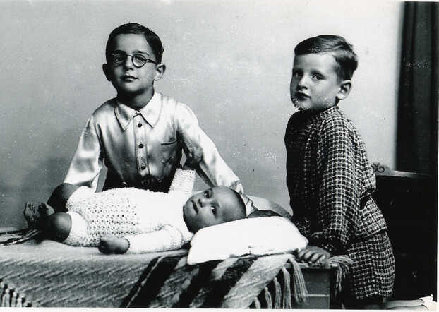 André en Robert (Robby) Zurel with their baby brother (he survived the war)
