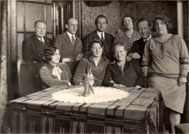 Margaretha Zwaap-Polak and her children