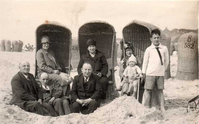 Margaretha Zwaap-Polak with her (grand)children