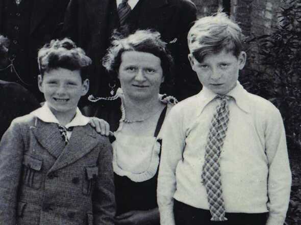 Izaak (Ies) (left) and Joseph (Joop) Zwarenstein with their mother Betje Zwarenstein-van Dijk.