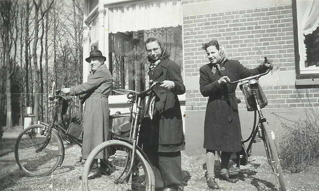 Van links naar rechts mevrouw Van Essen, Emilie Strauss, Fietje Krammer.