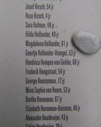Naam van Magdalena Hollander, plaquette Apeldoornsche Bosch
