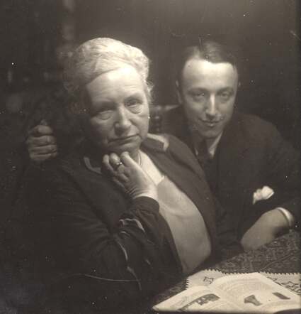 Simon Weijl with his mother Grietje Weijl, 1928