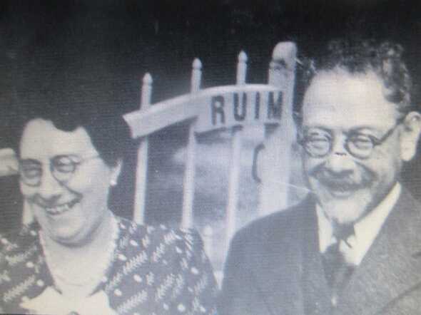 Bertha en Jaap Cauveren voor de poort van Ruimzicht (middelbare school), Doetinchem