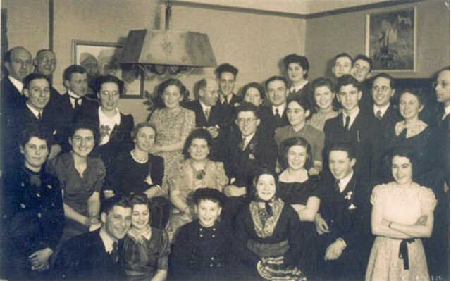  Groepsfoto van Joodse feestgangers op de verloving van Jettie Sanders met Joop Spiro op 28 februari of 1 maart 1942, gefotografeerd in de tuinkamer van het huis van de familie Sanders aan de Koestraat 42 in Zwolle.