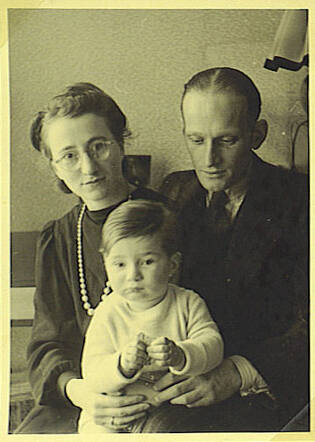 Ali Hoost & Meindert Davids with their little son Donald