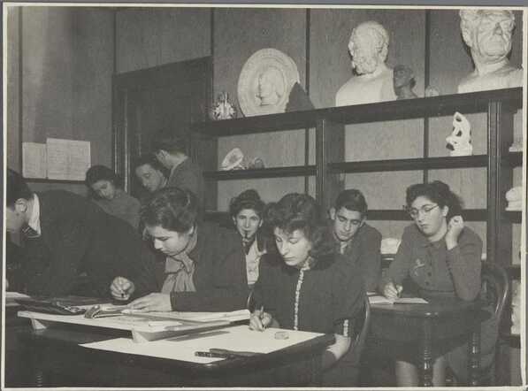 Groepsfoto van de Middelbare Joodse Kunstnijverheidsschool 'W.A. van Leer', 1942