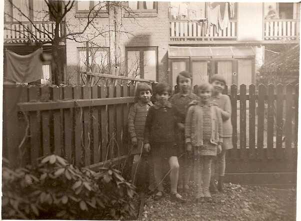 Vriendinnetjes in een tuin in de Transvaalbuurt