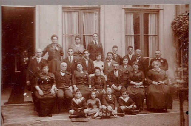 Sally Keizer is de man op de achterste rij, rechts. Circa 1922. 