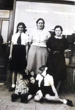 Else ten Brink-Frank met o.a. vrouw en kinderen van haar broer Alfred