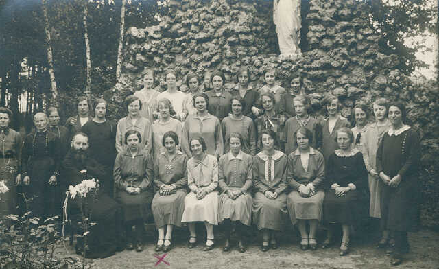 Judith Mendes da Costa, voorste rij derde van links, samen met een gezelschap op retraite in Uden in 1925 onder leiding van een pater Capucijn.