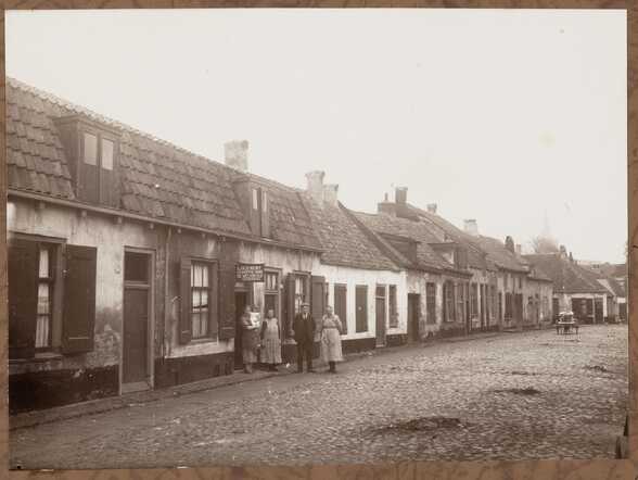 Voor het Logement de Welkombuis, Sint Joris Straat Amersfoort.Anna Cato Schreuders met haar dochter Dora; daarnaast Mietje Hilversum