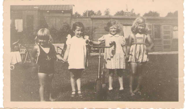 Barbara Aal (2nd from the left) with girlfriends from the neighbourhood. on the left the donor of the photo, Flor Koopmans