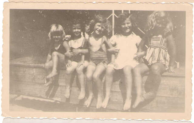 Barbara Aal (2nd from the left) with friend from the neighbourhood. On the far left the donor of the photo, Flor Koopmans.