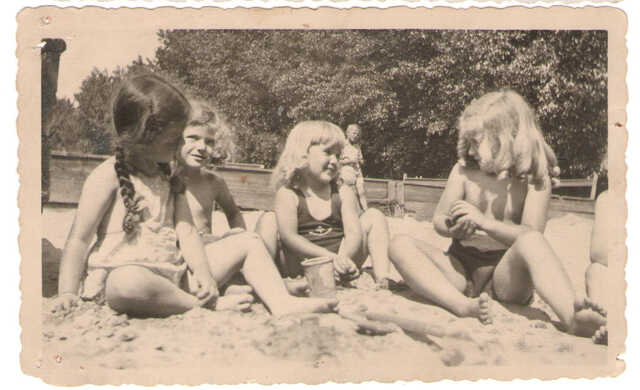 Barbara Aal (left) with friends at a playground where these days the Hilton Hotel is situated,  in 1942. 2nd from the right the donor of the photo, Flor Koopmans.
