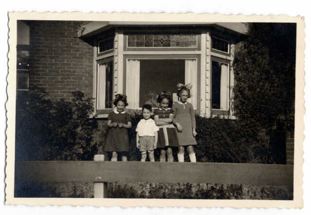 Betty and Simon van Aalst (middle) in hiding, with, on the left Karla Hinderika van Hasselt and on the right Els van Hasselt, september 26th, 1943.