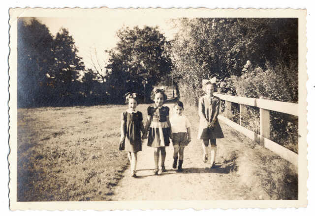 Betty and Simon van Aalst (middle), in hiding, with on the left, Karla Hinderika van Hasseltand on the right Els van Hasselt, september 26th, 1943.