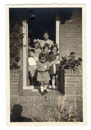 Simon van Aalst (front, left) and Betty van Aalst (front, right).Back left, Els van Hasselt, in the middle Karla Hinderika van Hasselt. The two other children are unknown, september 26th, 1943.